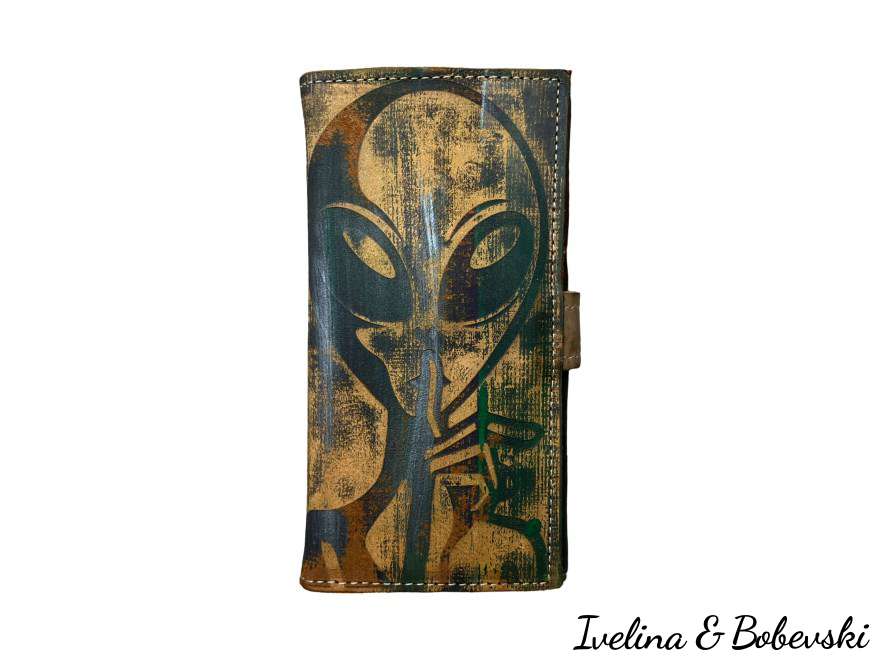 engraved_leather_wallet_women_alien_1_1