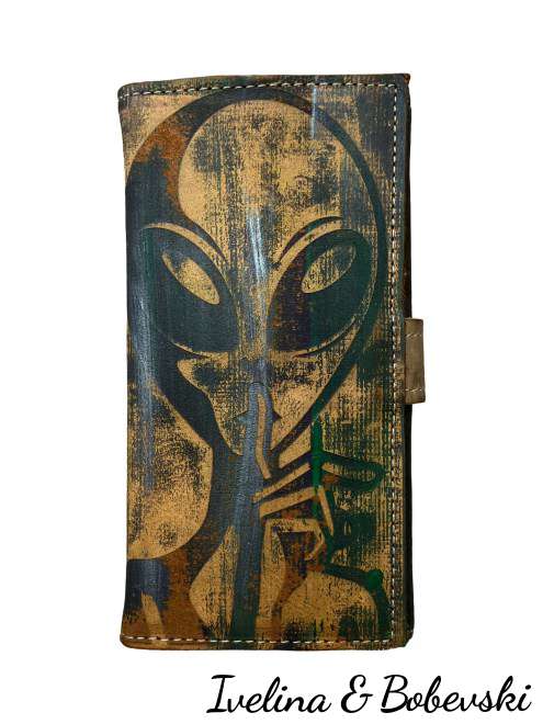 engraved_leather_wallet_women_alien_1_2