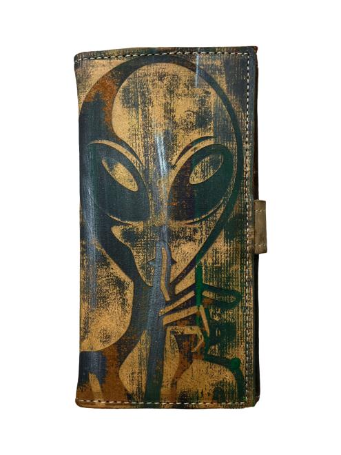 engraved_leather_wallet_women_alien_1_2.jpg